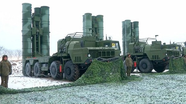 Tên lửa phòng không S-400 có năng lực giám sát bầu trời cực kỳ đáng nể, khi người Nga công bố radar cảnh giới của nó có tầm trinh sát tới 600 km, theo dõi và bám bắt hàng trăm mục tiêu để bắn hạ từ cự ly 400 km.
