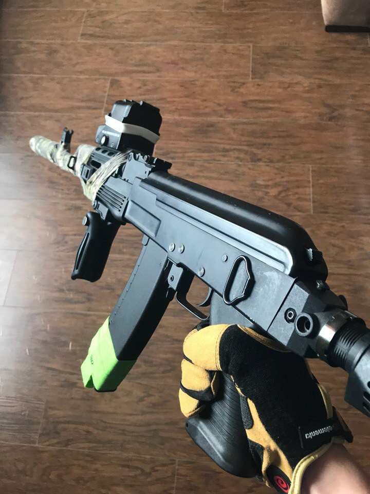 Kiểu cải biên này cung cấp khả năng tác chiến cực kỳ tốt cho xạ thủ với khẩu AKM khi nó có thể sử dụng kèm theo nhiều thiết bị hỗ trợ hiện đại với đường ray kỹ thuật được gắn lên súng. Nguồn ảnh: Pinterest.