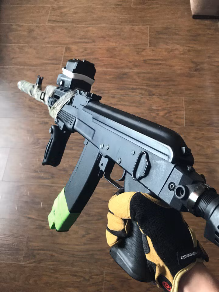 Kiểu cải biên này cung cấp khả năng tác chiến cực kỳ tốt cho xạ thủ với khẩu AKM khi nó có thể sử dụng kèm theo nhiều thiết bị hỗ trợ hiện đại với đường ray kỹ thuật được gắn lên súng. Nguồn ảnh: Pinterest.