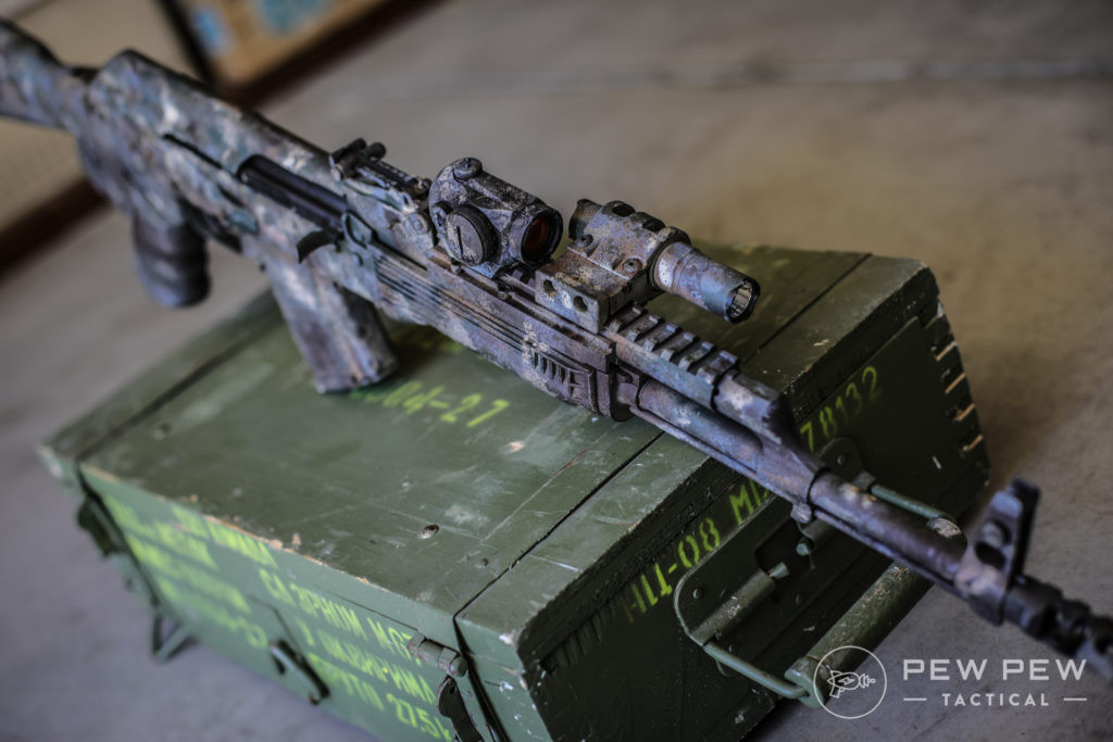 Kiểu cải biên này sẽ giúp tăng khả năng tác chiến, độ hiệu quả, tính chính xác của xạ thủ khi sử dụng súng trường tấn công AKM trong nhiều điều kiện tác chiến khác nhau. Nguồn ảnh: Pewpew.