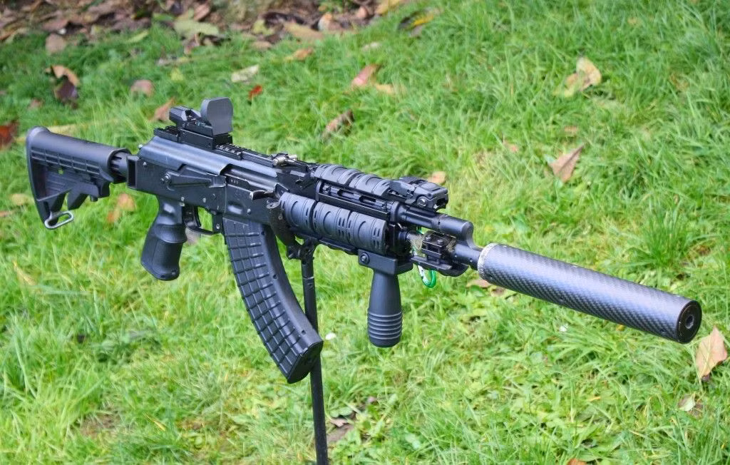 Cách thức cải biên này khá đơn giản, có thể sản xuất đại trà với số lượng lớn hoặc mua sẵn những bộ công cụ được thiết kế sẵn cho súng AKM về lắp lại vào những khẩu súng trường tấn công AKM có sẵn trong biên chế. Nguồn ảnh: TR.