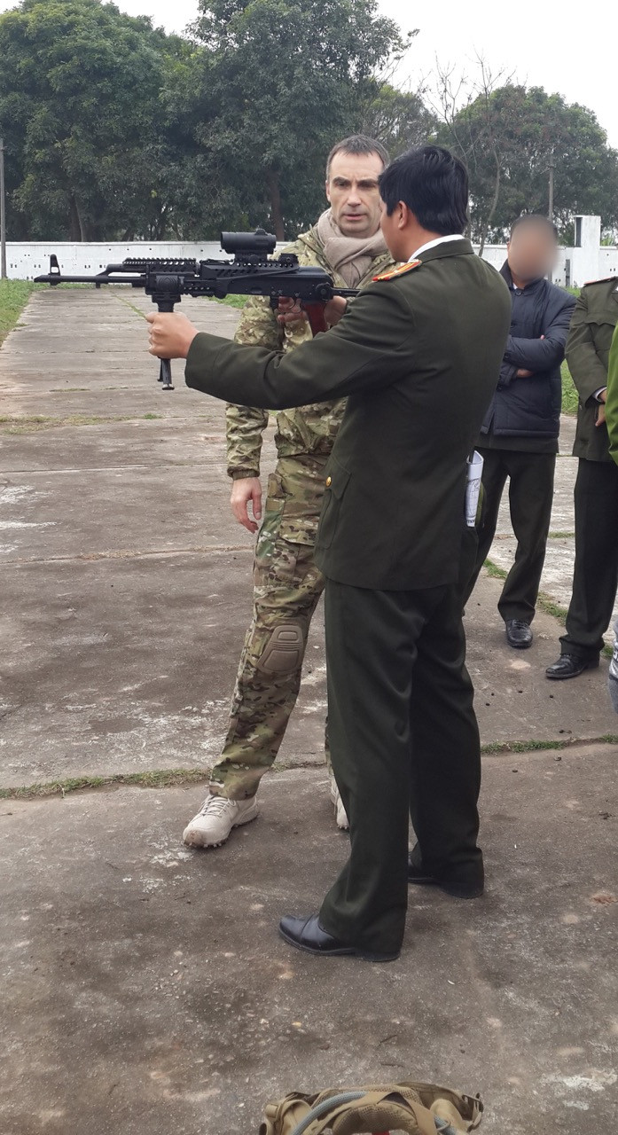 Mới đây trên trang chủ của tập đoàn quốc phòng TR Equidpement có đăng tải hình ảnh của một khẩu súng trường tấn công AKM phiên bản mới được chế tạo theo kiểu hiện đại. Đây có vẻ như là một buổi "chào hàng" của phía tập đoàn này cho Việt Nam. Nguồn ảnh: TR.