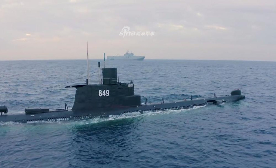 Các tên lửa Harpoon được phóng ra từ ống phóng lôi kích thước tiêu chuẩn 533mm trên tàu Type 033. Tổng cộng tàu Type 033 có 8 ống phóng lôi với sáu ống đặt ở phía trước mũi tàu và hai ống phóng đặt ở phía sau, trong khoang động cơ. Nguồn ảnh: Sina.