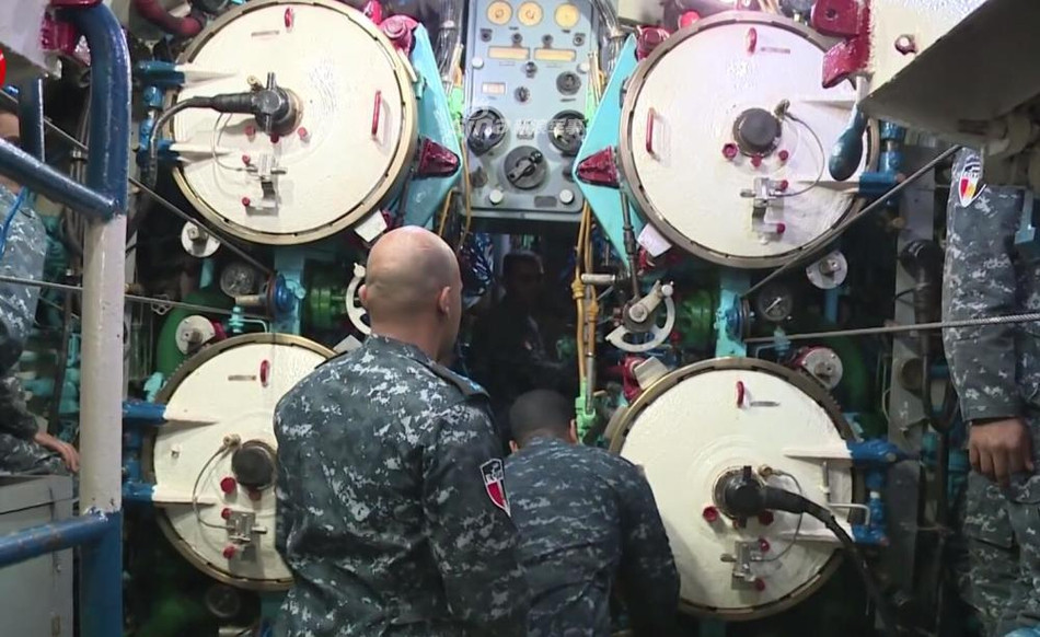 Tàu ngầm Type 033 có độ giãn nước tối đa khi lặn là 1830 tấn, tàu có chiều dài 76,6 mét, lườn rộng 6,7 mét và có mớm nước tối đa 5,2 mét. Tốc độ tối đa của tàu khi lặn lên tới 13 hải lý giờ và tầm hoạt động tối đa lên tới 15.000 km. Nguồn ảnh: Sina.