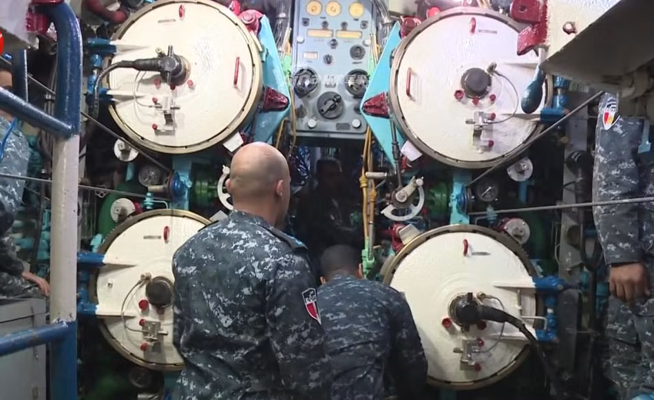 Tàu ngầm Type 033 có độ giãn nước tối đa khi lặn là 1830 tấn, tàu có chiều dài 76,6 mét, lườn rộng 6,7 mét và có mớm nước tối đa 5,2 mét. Tốc độ tối đa của tàu khi lặn lên tới 13 hải lý giờ và tầm hoạt động tối đa lên tới 15.000 km. Nguồn ảnh: Sina.