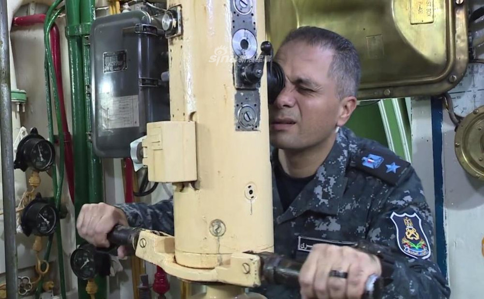 Kính tiềm vọng trong khoang chỉ huy trên tàu. Nguồn ảnh: Sina.