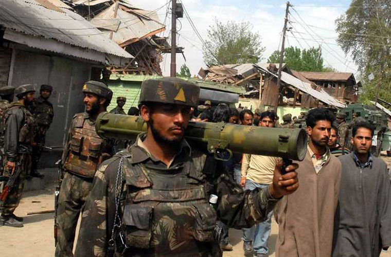 Riêng với súng phóng tên lửa nhiệt áp RPO Shmel, ở một vài quốc gia loại vũ khí này còn được xếp vào hạng... súng phun lửa do loại đạn chủ yếu mà nó sử dụng là đạn gây cháy bên cạnh đạn nhiệt áp. Nguồn ảnh: Pinterest.