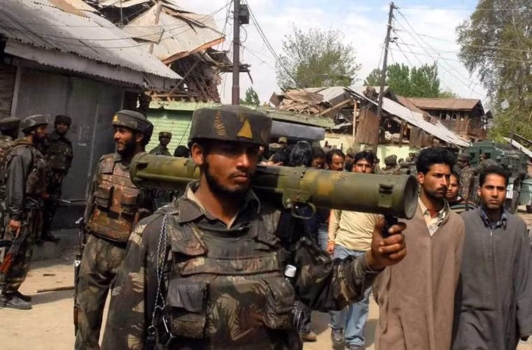 Riêng với súng phóng tên lửa nhiệt áp RPO Shmel, ở một vài quốc gia loại vũ khí này còn được xếp vào hạng... súng phun lửa do loại đạn chủ yếu mà nó sử dụng là đạn gây cháy bên cạnh đạn nhiệt áp. Nguồn ảnh: Pinterest.