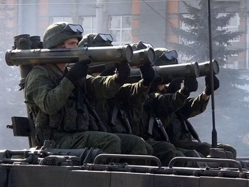 Chính vì đặc điểm này, RPO Shmel thường được biên chế vào lực lượng hoá học chứ không phục vụ trong lực lượng bộ binh như thông thường. Ngay cả ở Nga, loại vũ khí này cũng chỉ được trang bị hạn chế trong lực lượng đặc nhiệm do nó có sức công phá quá lớn. Nguồn ảnh: Pinterest.