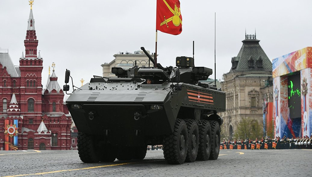 Xe được trang bị cơ chế dẫn động 8x8 kèm theo một động cơ diesel có công suất 510 mã lực. Tốc độ tối đa mà Bumerang đạt được khi di chuyển trên đường bằng phẳng là 100 km/h - đủ để nó bắt kịp tốc độ hành quân của mọi loại xe tăng chủ lực hiện tại. Nguồn ảnh: Rumil.