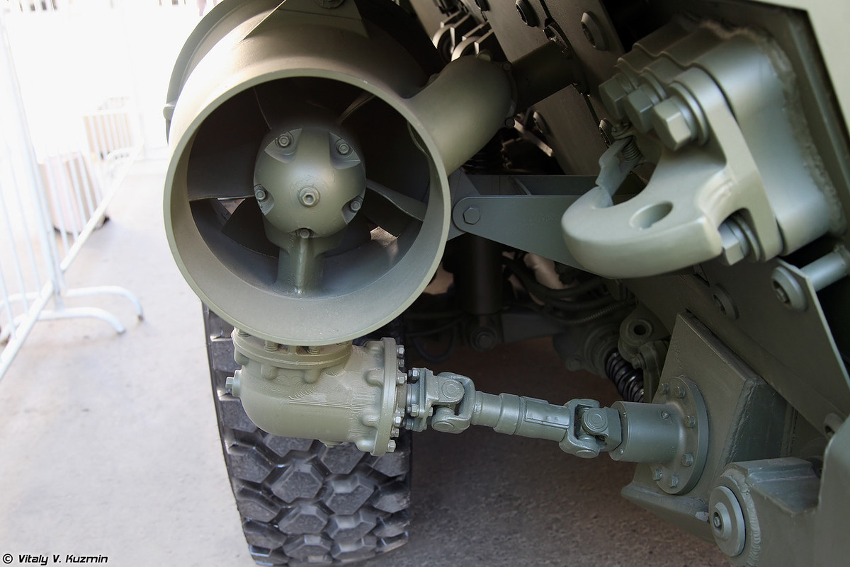 Khả năng lội nước của Bumerang cũng vượt tội các loại thiết giáp chở quân trước đây của Liên Xô/Nga. Xe được trang bị hai máy bơm nước áp lực cao (phản lực) để di chuyển dưới nước. Nguồn ảnh: Rumil.