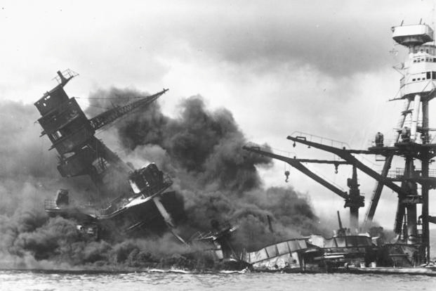 Khi này, bên trong con tàu vẫn còn gần 1000 người đang ẩn nấp, chiến đấu và vận hành còn tàu trong nỗ lực đưa nó thoát ra khỏi cảng. Phần lớn những người này đã thiệt mạng cùng tàu và không thể thoát ra ngoài. Nguồn ảnh: BI.