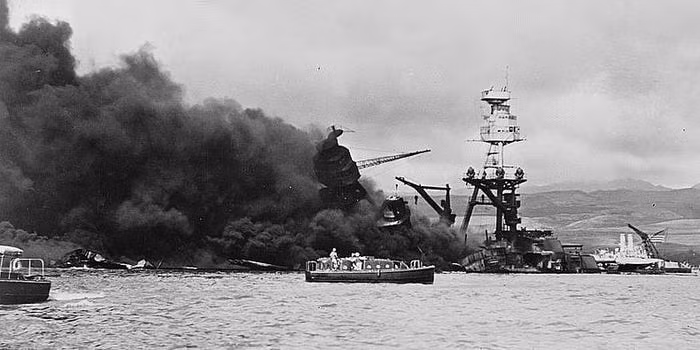 Ngày 7/12/1941, thiết giáp hạm USS Arizona là một trong những mục tiêu quan trọng của Nhật khi tấn công Trân Châu Cảng. Một quả bom của Nhật đã đâm trúng hầm đạn của thiết giáp hạm này, khiến nó nổ tung từ bên trong và chìm dần. Nguồn ảnh: BI.