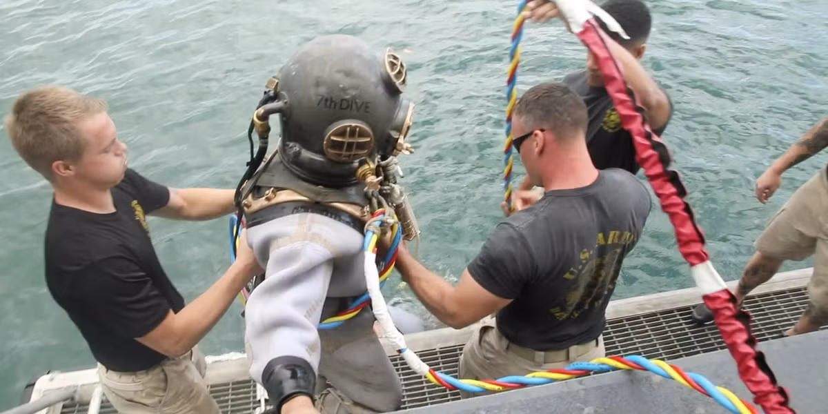 Tho lan hai quan My dung trang phuc cuc di de di vao tau USS Arizona