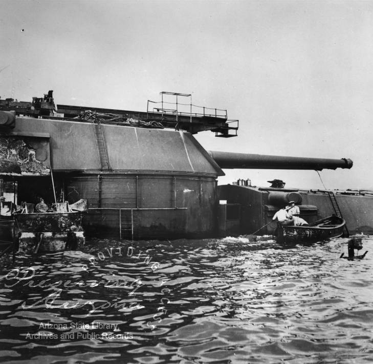 Hơn 900 người đã thiệt mạng trong vụ đắm tàu Arizona, phần lớn trong số họ bị chôn sống cùng con tàu trong khi đồng đội họ ở phía bên ngoài bất lực không thể đục được vào bên trong tàu vì vỏ thép quá dày. Nguồn ảnh: BI.