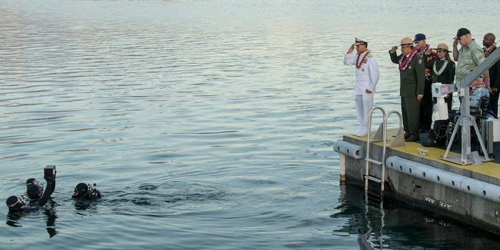 Ước nguyện này của Bruner đã trở thành hiện thực. Hôm 7/12 vừa rồi, kỷ niệm 78 năm ngày Nhật Bản tấn công vào Trân Châu Cảng, tro cốt của Bruner đã được thợ lặn hải quân Mỹ mang xuống nơi con tàu USS Arizona đang yên nghỉ. Nguồn ảnh: BI.