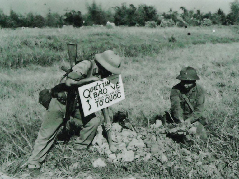 Với ưu thế vượt trội về trang bị vũ khí, kinh nghiệm chiến đấu và tinh thần quốc tế, Quân đội Nhân dân Việt Nam đã chiến đấu quét sạch quân Khmer Đỏ trên lãnh thổ Campuchia, cứu dân tộc Campuchia khỏi nạn diệt chủng. Nguồn ảnh: TL.