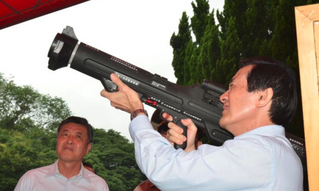 Ngoài ra, tên lửa còn được thiết kế khá hiện đại với tay xách và kèm theo đó là rãnh kỹ thuật giúp nó có khả năng gắn thêm các loại kính ngắm, kính nhìn đêm các loại. Nguồn ảnh: Taiwanns.