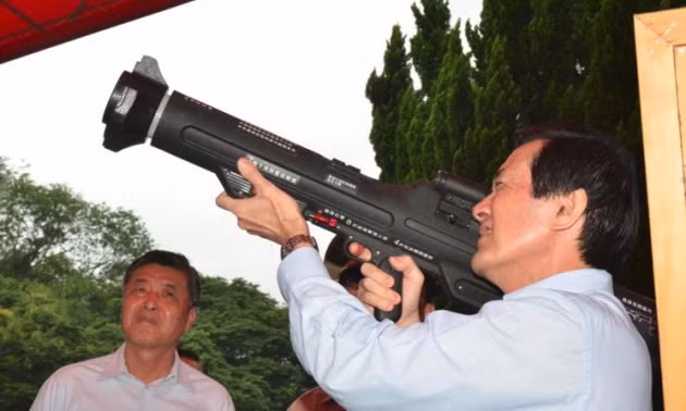 Ngoài ra, tên lửa còn được thiết kế khá hiện đại với tay xách và kèm theo đó là rãnh kỹ thuật giúp nó có khả năng gắn thêm các loại kính ngắm, kính nhìn đêm các loại. Nguồn ảnh: Taiwanns.