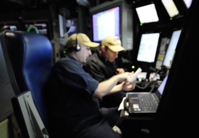 Những bức ảnh hiếm hoi chụp lại khoang điều khiển nhiệm vụ của tàu Virginia đều bị làm mờ để tránh lộ những thông tin nhạy cảm. Nguồn ảnh: BI.