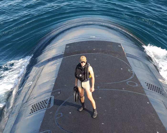 Tàu có trang bị vũ khí tổng cộng 12 giếng phóng thẳng đứng, 4 ống phóng ngư lôi, mang theo được tối đa 37 tên lửa và ngư lôi. Riêng phiên bản Block V, số lượng ngư lôi, tên lửa mà tàu mang theo được lên tới 65 quả. Nguồn ảnh: BI.