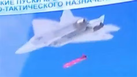 Mặc dù chưa từng công khai hình ảnh Su-57 mở khoang vũ khí dưới bụng, tuy nhiên qua một vài bản vẽ thiết kế chúng ta có thể thấy, hai khoang chứa vũ khí dưới bụng của Su-57 có thể hoạt động độc lập nhau. Nguồn ảnh: RYBT.