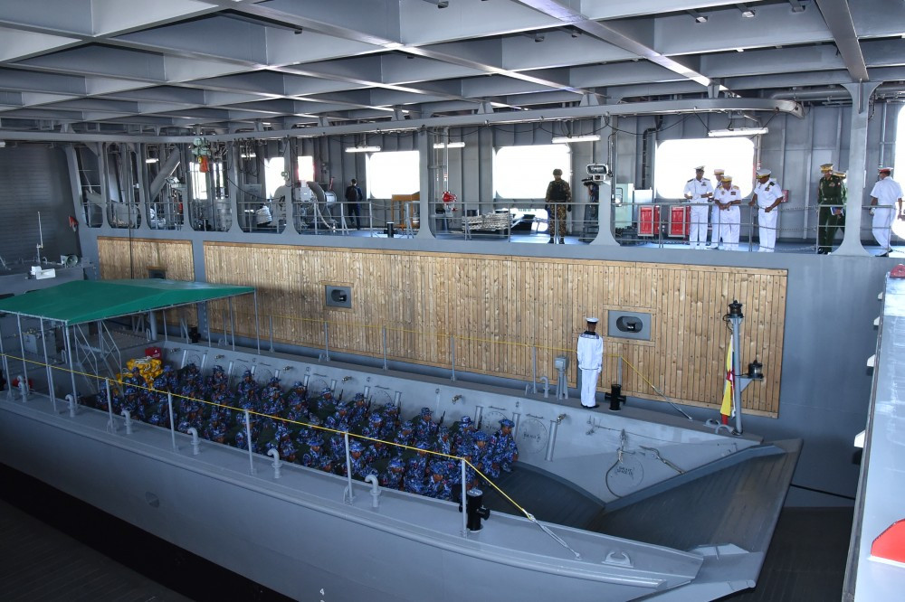 Tàu há mồm biên chế bên trong tàu đổ bộ của Hải quân Myanmar. Nguồn ảnh: Livejournal.