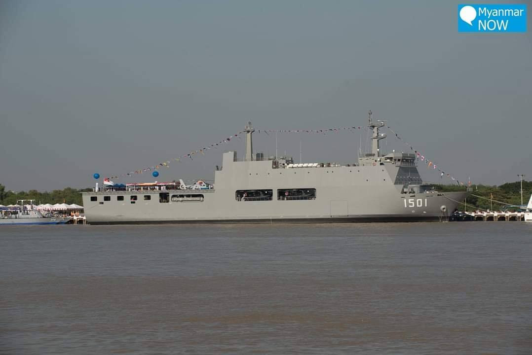 Tàu đổ bộ lớp Makassar do Hàn Quốc đóng mới cũng vừa mới được đưa vào biên chế của Hải quân Myanmar hôm 24/12 vừa rồi. Nguồn ảnh: Livejournal.