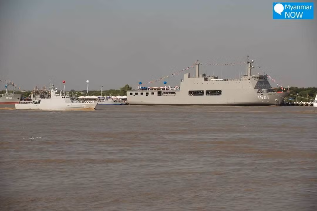 Cuộc duyệt binh mừng 72 năm thành lập và phát triển lực lượng Hải quân Myanmar được tiến hành ngay trên sông Yangon qua Thủ đô của nước này. Nguồn ảnh: Livejournal.