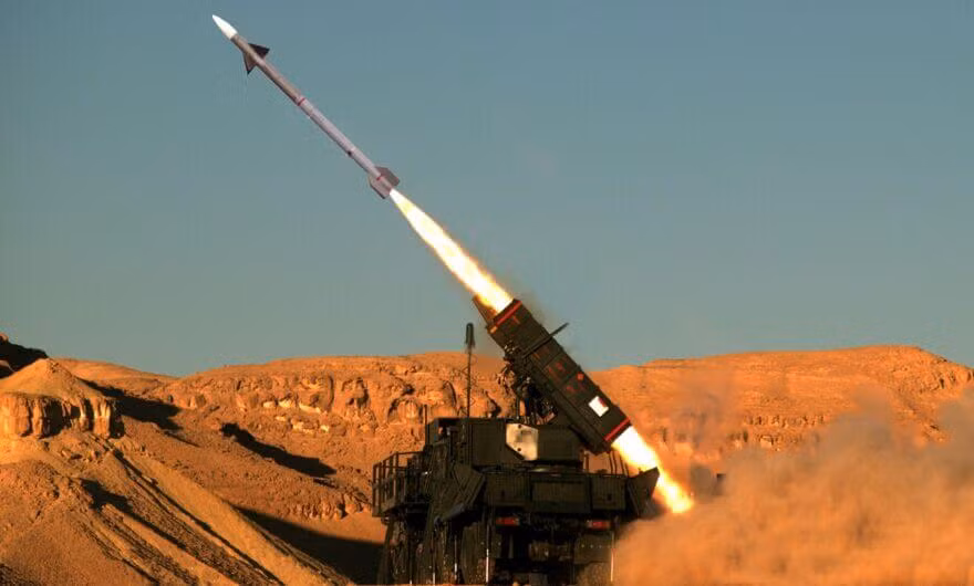 Theo thông số mà nhà sản xuất đưa ra, hệ thống phòng không SPYDER-SR có tầm bắn tối đa 16 km, trần bay 9 km. Trong khi đó, với phiên bản SPIDER-MR có tầm bắn tối đa 35 km, trần bay 16 km. Nguồn ảnh: Pinterest.