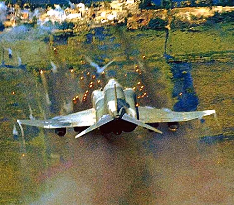 Bằng việc nghe lén thông tin liên lạc bộ đàm của Mỹ, quân đội ta có thể xác định được đội hình bay, cách thức tiếp cận mục tiêu và quan trọng nhất là vị trí của những chiếc máy bay ném bom B-52 trong đội hình này để tấn công. Nguồn ảnh: Pinterest.