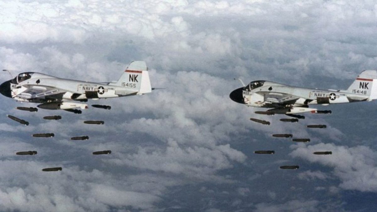 Trong những ngày cuối cùng, các máy bay của Mỹ đã buộc phải tắt đèn hiệu, giãn cách đội hình để di chuyển trên bầu trời Hà Nội nhằm tránh tiêm kích của ta phát hiện. Tuy nhiên do giãn cách đội hình hơi xa nhau, các máy bay ném bom B-52 đã ít nhiều bị lộ trên màn hình radar do không còn được máy bay tiêm kích gây nhiễu chủ động cho nữa. Nguồn ảnh: Pinterest.