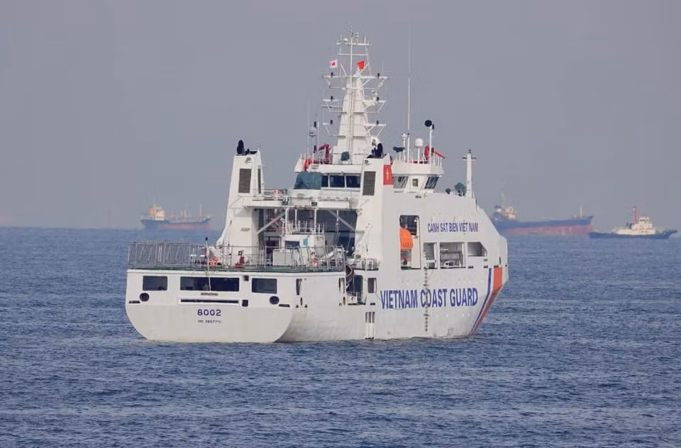 Tàu CSB-8002 được Việt Nam đóng theo lớp DN-2000. Đây là lớp tàu vận tải, tuần tra đa năng được Việt Nam tự thiết kế và đóng mới. Nguồn ảnh: Vietdefence.