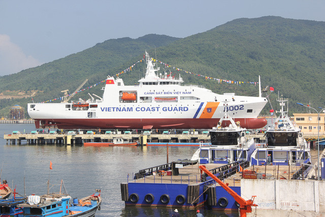 Ngoài nhiệm vụ tuần tra, vận tải; các tàu cảnh sát biển được đóng theo lớp DN-2000 còn có nhiệm vụ thực thi pháp luật trên các vùng biển và thềm lục địa Việt Nam, thực hiện công tác cứu hộ, cứu nạn ở biển Việt Nam và vùng biển quốc tế. Nguồn ảnh: TTXVN.