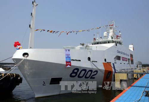 Tàu dài 90 m, rộng 14 m và độ cao mạn tàu là 7 m. Khi hoạt động trên biển, DN 2000 có công suất 12.016 CV với vận tốc tối đa là 21 hải lý/giờ và tầm hoạt động đạt 5000 hải lý, khi chạy ở vận tốc 15 hải lý/giờ, thời gian hoạt động liên tục trên biển là 40 ngày đêm. Tầm kiểm soát và hoạt động của tàu còn được nâng cao nhờ việc mang theo một máy bay trực thăng Ka-28 (Nga) và các trang bị đi kèm. Nguồn ảnh: TTXVN.