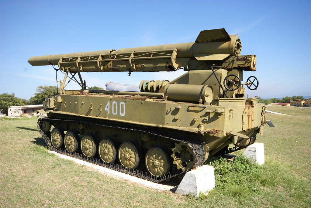 Tầm bắn của vũ khí hạt nhân chiến thuật được thiết kế để có độ chính xác cao khi căn chỉnh theo phương pháp bắn thông thường (thời điểm này phương pháp dẫn đường thông minh chỉ tồn tại trên những tên lửa to lớn, cồng kềnh) nhưng phải đủ xa để đảm bảo an toàn cho kíp chiến đấu. Nguồn ảnh: RB.