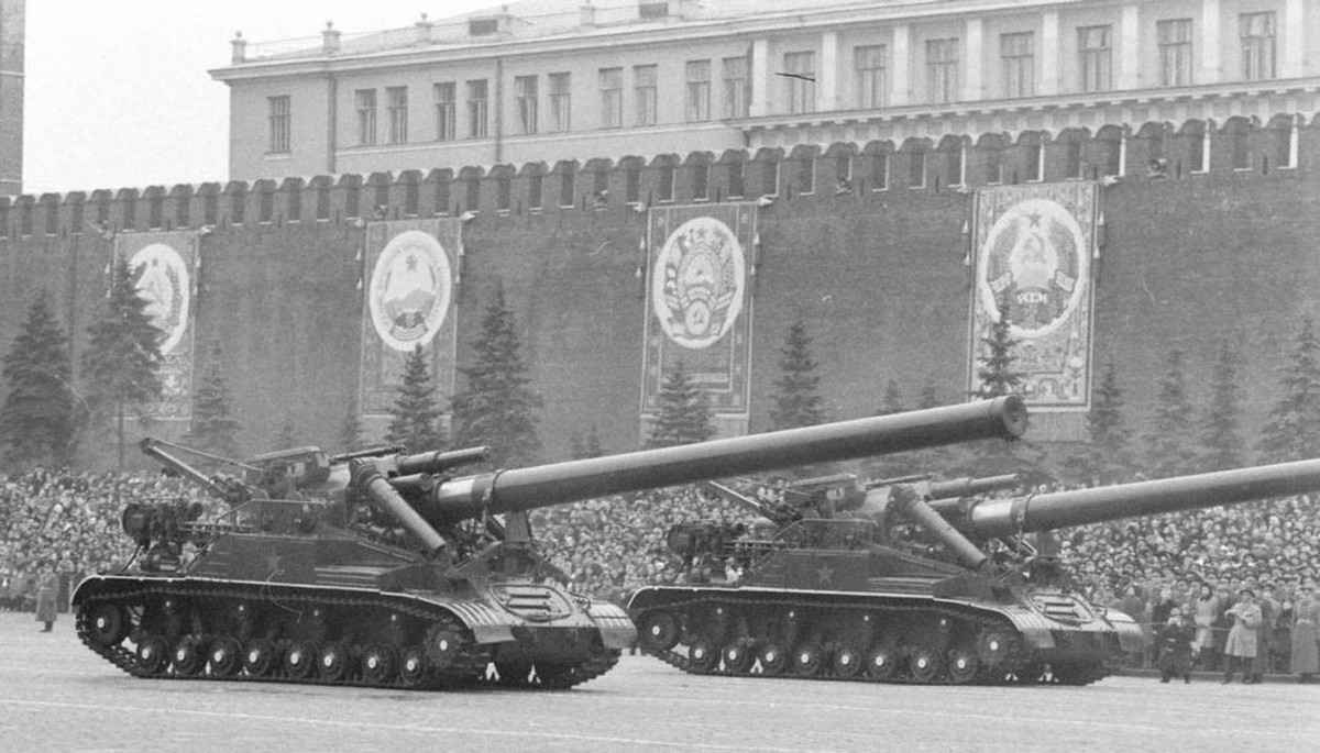 Để tránh một cuộc đua vũ khí hạt nhân chiến thuật vô ích trong tương lai, cả Mỹ và Liên Xô đã âm thầm rút dần loại vũ khí này ra khỏi biên chế, bản thân quân đội Pháp dù đã nghiên cứu thành công vũ khí hạt nhân chiến thuật, cũng sớm từ bỏ loại vũ khí này sau khi "nhìn mặt" hai ông lớn là Mỹ và Liên Xô. Nguồn ảnh: RB.