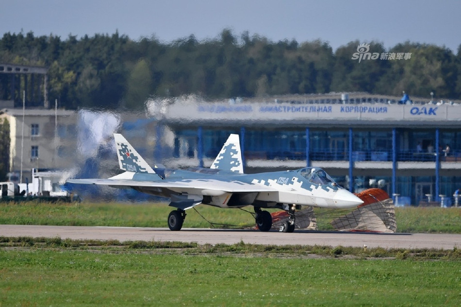 Hiện tại, vẫn chưa có bất cứ thông tin gì về việc Nga sẽ thay đổi thiết kế động cơ của chiếc chiến đấu cơ này trong tương lai hay không. Nếu tiếp tục sử dụng động cơ lộ thiên như hiện tại, chắc chắn năng lực tàng hình của Su-57 sẽ là kém so với các loại tiêm kích thế hệ năm khác trên thế giới hiện nay. Nguồn ảnh: Sina.