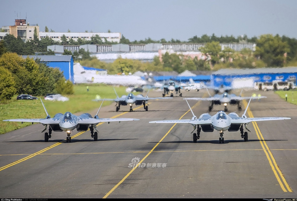 So với những màn trình diễn Voi Đi Bộ hoành tráng với nhiều chục hay đến hàng trăm máy bay của Không quân Mỹ, màn trình diễn Voi Đi Bộ của Không quân Nga với những chiếc tiêm kích Su-57 thế hệ năm lại "giản dị" hơn nhiều. Nguồn ảnh: Sina.