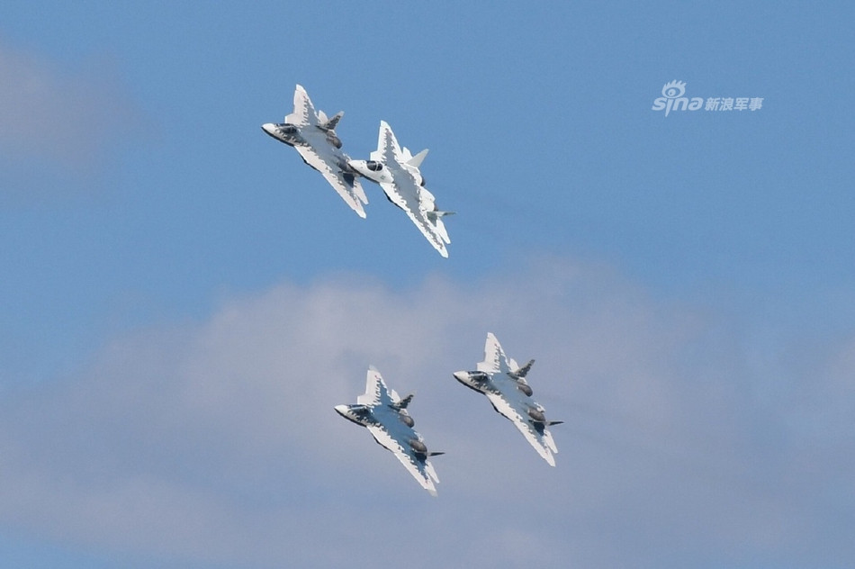 Ngay sau màn đi bộ "tiếp sức" trên đường băng, các chiến đấu cơ Su-57 của Nga được cất cánh và trình diễn bay theo đội hình. Có thể dễ dàng nhận ra màu sơn khác biệt của chiếc Su-57 số thân 053 trong đội hình bay. Nguồn ảnh: Sina.