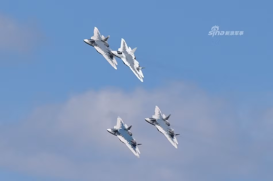 Ngay sau màn đi bộ "tiếp sức" trên đường băng, các chiến đấu cơ Su-57 của Nga được cất cánh và trình diễn bay theo đội hình. Có thể dễ dàng nhận ra màu sơn khác biệt của chiếc Su-57 số thân 053 trong đội hình bay. Nguồn ảnh: Sina.
