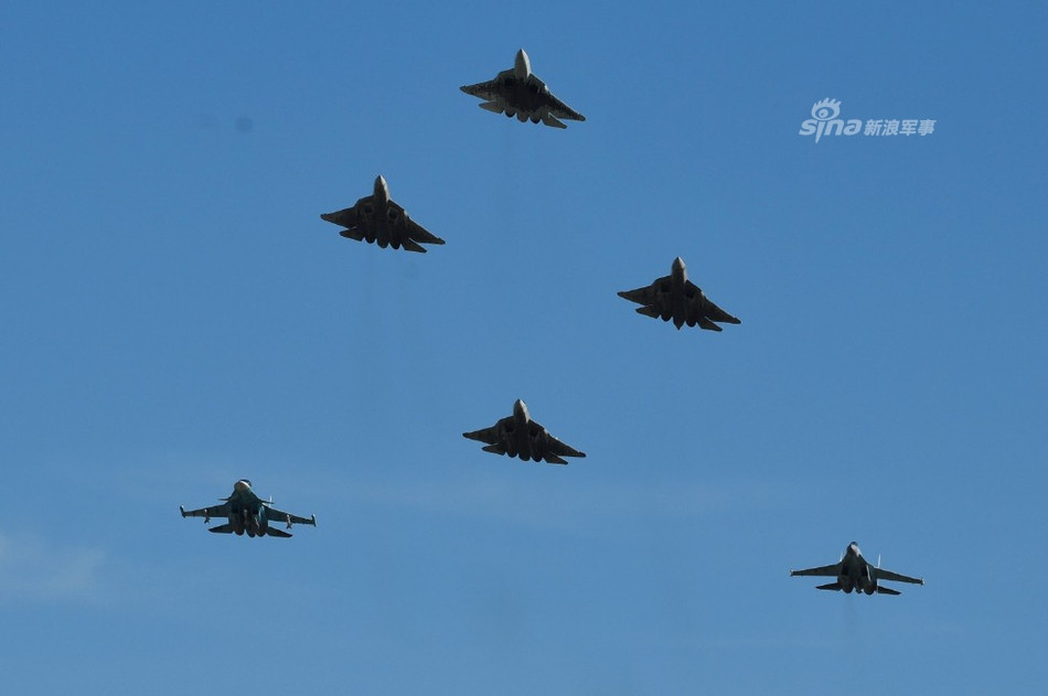 Chuyến bay đầu tiên của Su-57 đã được thực hiện vào năm 2010 - nghĩa là cách đây gần 10 năm. Tuy nhiên tới nay, Su-57 lại liên tục lỗi hẹn khi chưa thể hoàn thiện được thiết kế động cơ cảu mình. Nguồn ảnh: Sina.