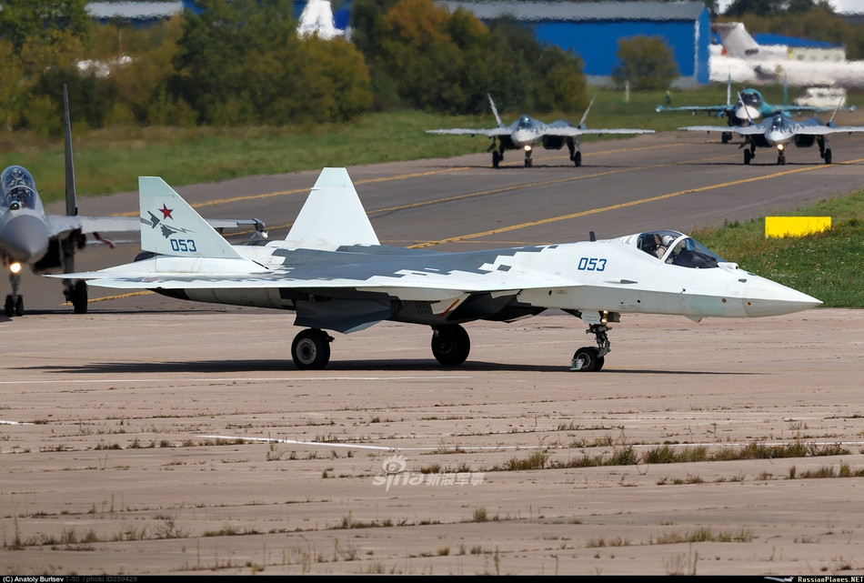 Thậm chí, Nga còn phải huy động chiếc Su-57 số thân 053 với màu sơn khác hoàn toàn so với những chiếc còn lại vào màn trình diễn này để cho "đẹp đội hình". Nguồn ảnh: Sina.