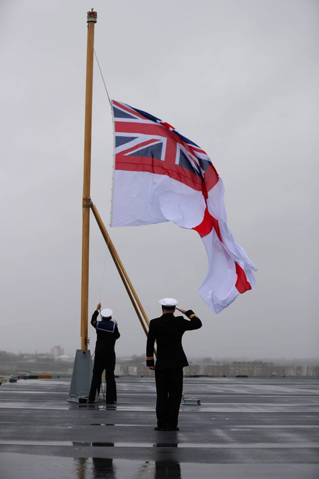 Có giá lên tới 4 tỷ USD cho mỗi chiếc, tàu sân bay HMS Queen Elizabeth cùng với tàu sân bay HMS Prince of Wales hiện tại đang là hai tàu chiến đắt đỏ nhất trong lịch sử đầy kiêu hùng của Hải quân Hoàng gia Anh. Nguồn ảnh: Livejournal.