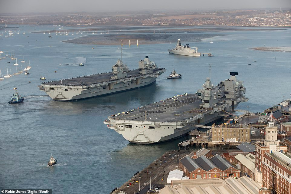 Trong buổi lễ nhập biên vừa diễn ra hôm 10/12, tàu sân bay Queen Elizabeth cũng có mặt để "đón nhận" tàu chị em của mình tại cảng Portsmouth. Nguồn ảnh: Livejournal.