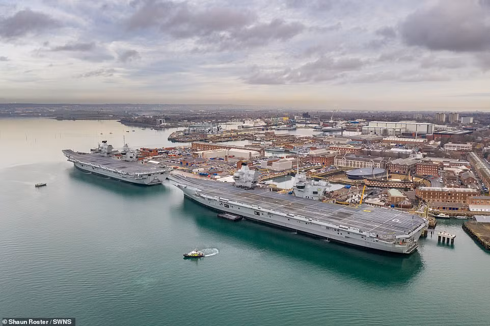 Không giống với những tàu sân bay khác của Mỹ vốn dĩ chỉ có một đảo thượng tầng duy nhất, các tàu được đóng theo lớp Queen Elizabeth của Anh có cấu tạo với hai đảo chỉ huy riêng biệt đặt trên boong tàu. Nguồn ảnh: Livejournal.