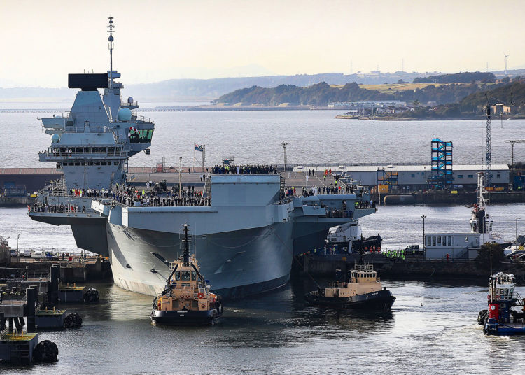 Khác với những loại tàu sân bay hiện đại ngày nay đang phục vụ trong hải quân Mỹ, các tàu HMS Queen Elizabeth và HMS Prince of Wales của Hải quân Hoàng gia Anh không sử dụng cầu nhảy và dây hãm đà để phóng - thu hồi máy bay. Nguồn ảnh: Livejournal.