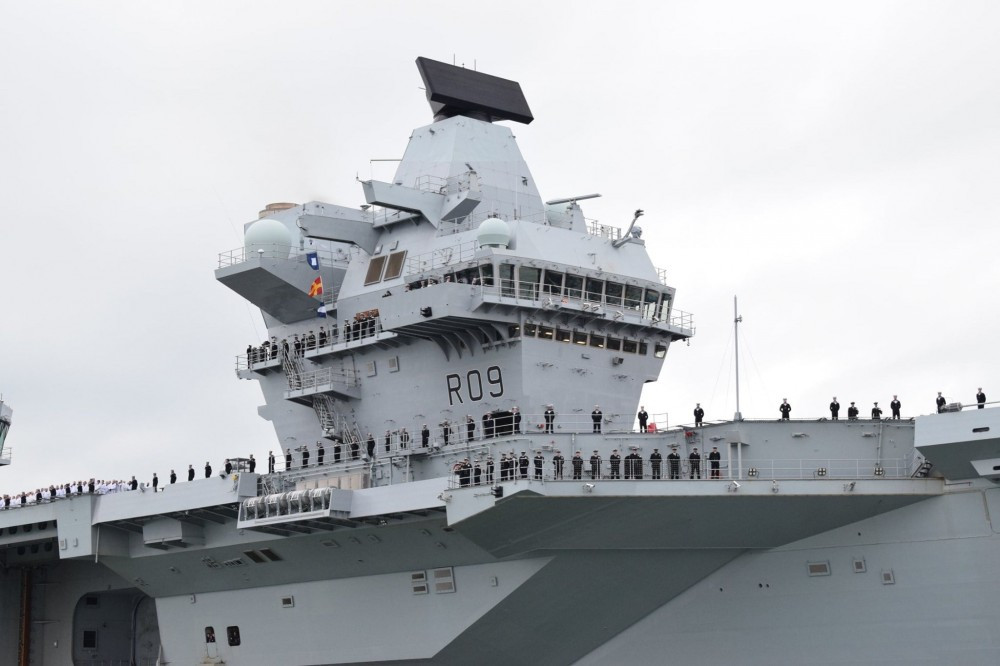 Trong trường hợp một đảo thượng tầng bị tấn công, đảo chỉ huy còn lại vẫn đủ sức xoay sở để đưa tàu ra khỏi khu vực nguy hiểm. Trong trường hợp chỉ có một đảo chỉ huy và bị tấn công trúng, toàn bộ tàu sân bay sẽ như "rắn mất đầu". Nguồn ảnh: Livejournal.