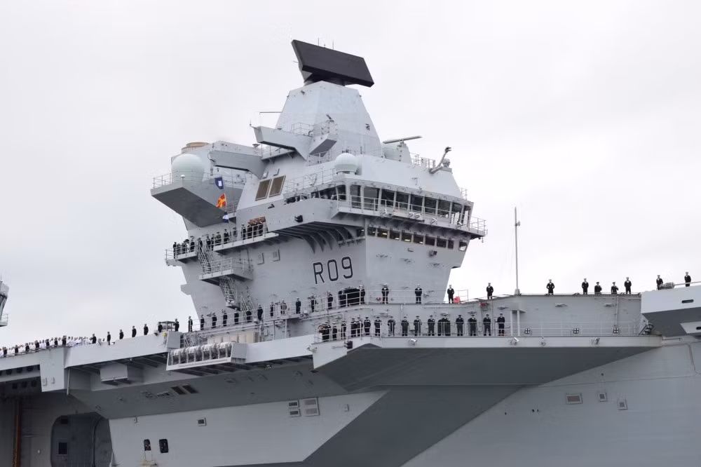 Trong trường hợp một đảo thượng tầng bị tấn công, đảo chỉ huy còn lại vẫn đủ sức xoay sở để đưa tàu ra khỏi khu vực nguy hiểm. Trong trường hợp chỉ có một đảo chỉ huy và bị tấn công trúng, toàn bộ tàu sân bay sẽ như "rắn mất đầu". Nguồn ảnh: Livejournal.