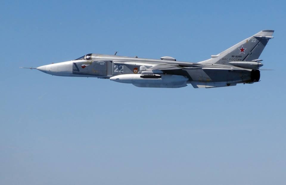 Động tác bổ nhào là hành động chiến đấu cơ cắm thẳng mũi, đâm về phía mục tiêu dưới mặt đất hoặc trên biển. Trong quá khứ, động tác này được thực hiện để thả bom, khi đó, bom sẽ rơi chính xác hơn việc cắt bom khi bay ngang qua mục tiêu. Nguồn ảnh: Defenceblog.